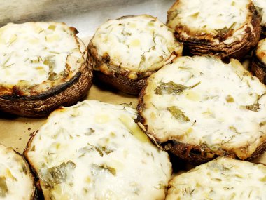 Büyük sebzeli mantar Portibello büyük forcemeat dolması ve erimiş peynir Portobello mantar bir tepsi.