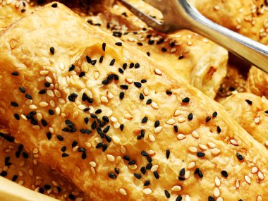 Geleneksel taze bir susam ile yapılan çörekler yaptı.