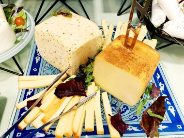 Bir bütün yuvarlak parmesan ya da kahvaltilari sert peynir bir tepsi.