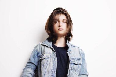 Kot ceket poz şık yakışıklı genç adam. Beyaz arka plan üzerinde atış stüdyo