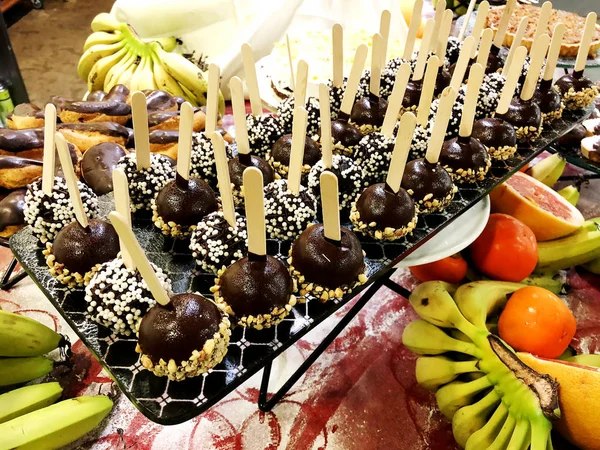 Édes sütemény és desszert, party ízletes előételek — Stock Fotó