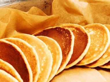 Beyaz Rusça ve Rusça mutfağının geleneksel yemeği krepler. Bir tepsi üzerinde kızarmış sıcak krep