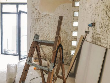 Bir apartman dairesinde onarım için malzeme yeniden inşası ve Tadilat Tadilat yapım aşamasındadır.