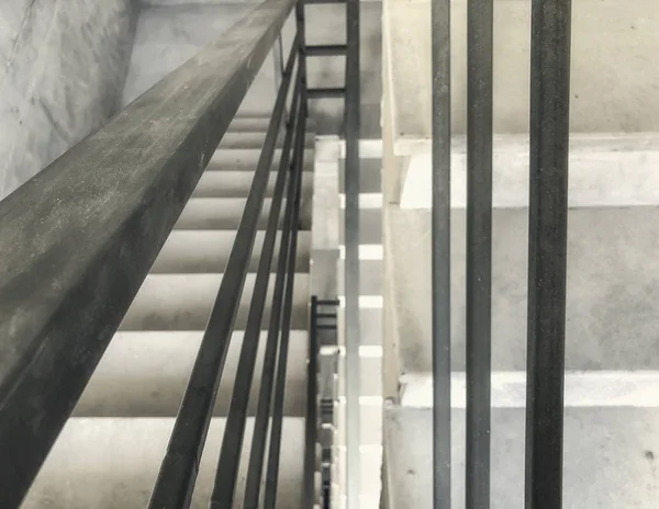 Ingresso in un nuovo edificio, gradini, vista dall'alto dal basso. Costruzione di scale in cemento in costruzione . — Foto Stock