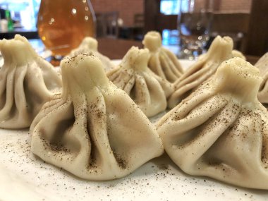 Pişmiş Hıngel geleneksel Gürcü yemeği. Gürcü geleneksel yemekleri. Hıngel göre eski tarifi.