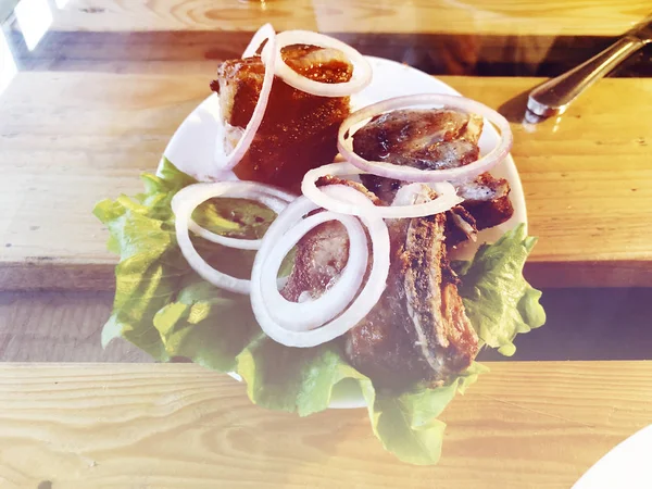 Un sacco di cibo sul tavolo di legno. Cucina georgiana — Foto Stock