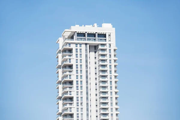 BAT YAM, ISRAEL - 3 DE MARZO DE 2018: Edificio residencial alto en Bat Yam, Israel — Foto de Stock