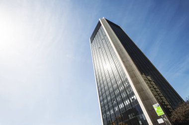 Tel Aviv, Israil-3 Mart 2018: Tel Aviv 'de gökdelen, sabah erken saatlerde. Modern ofis binası, Tel Aviv, Israil