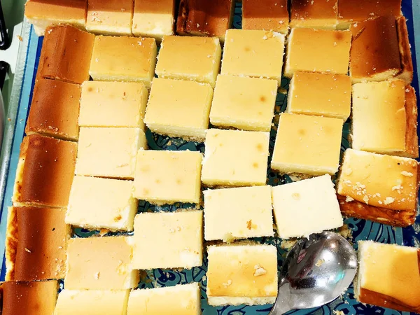 Des tranches de ragoût de caillé sont sur un plateau. Cottage ragoût de fromage avec une cuillère . — Photo