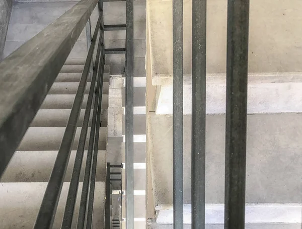 Entrada en un edificio nuevo, escalones, vista superior desde la parte inferior. Construcción de escaleras de hormigón en obras — Foto de Stock