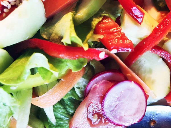 Salata. Taze yaz marul salatası. Ahşap masa üzerinde sağlıklı Akdeniz salata. Vejetaryen yiyecekler — Stok fotoğraf