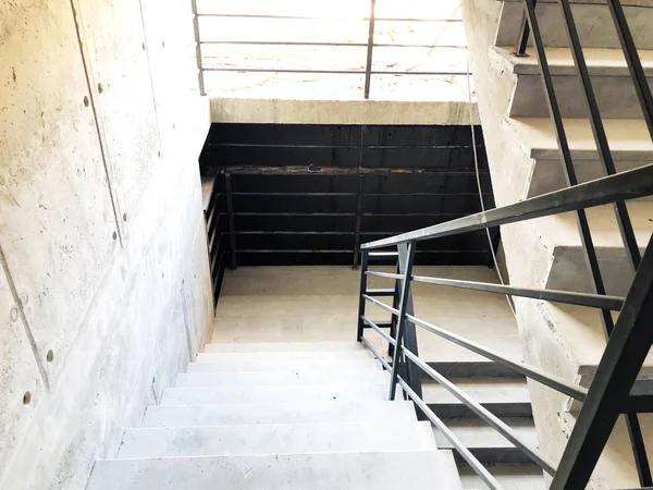 Roboty budowlane schody betonowe w budowie — Zdjęcie stockowe