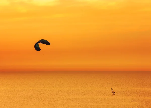 Sunset over the sea and extreme freestyle sports windsurfing in Israel. — Stock Photo, Image
