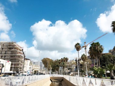 Nahariya, İsrail-Mart 9, 2018: Nahariya şehir'Akdeniz kıyısında yürüyüş için yer.