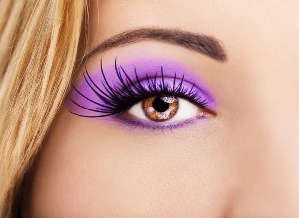 A beautiful insightful look woman's eye. Close up shot — Stock Photo, Image