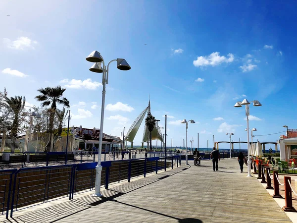 NAHARIYA, ISRAEL-MARZO 9, 2018: Lugar para caminar por la costa mediterránea en la ciudad de Nahariya . —  Fotos de Stock