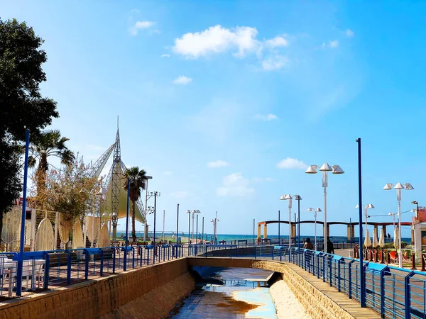 Nahariya, Izrael-březen 9, 2018: Místo pro pěší na pobřeží Středozemního moře v městě Naharija. — Stock fotografie