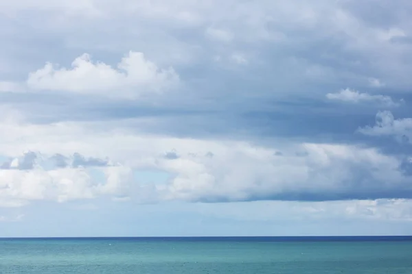 Cielo con nuvole sopra il bellissimo orizzonte blu del mare . — Foto Stock