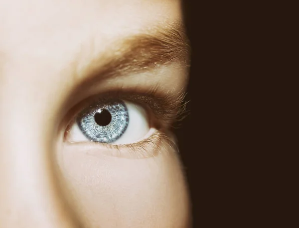 A beautiful insightful look woman's eye — Stock Photo, Image