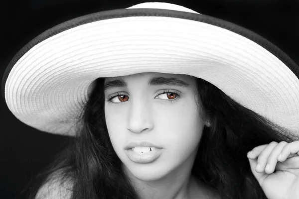 Portrait d'une jeune fille afro-américaine avec chapeau de soleil — Photo