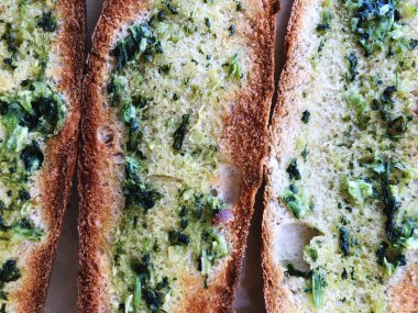 Tost yakın bir plaka üzerinde çekim fesleğen ve sarımsak ile.