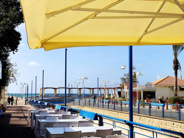 Nahariya, Israël-maart 9, 2018: Plaats voor wandelen aan de mediterrane kust in de stad van Nahariya. — Stockfoto