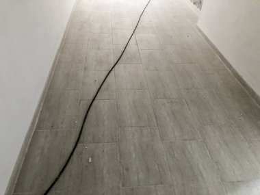 Kablo yerde. Yeni bir bina yenilenmiş verandada. Beton duvarlar. Yeni kiremit katta koydu.