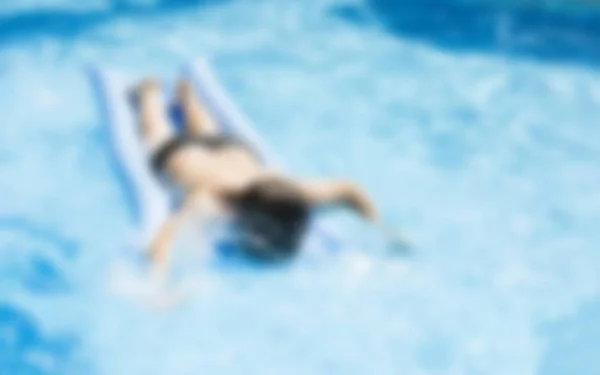 Imagem turva de pessoas que relaxam na piscina — Fotografia de Stock