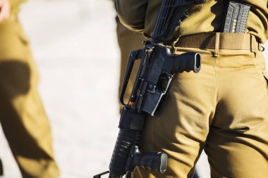 İsrail kız asker silahla arkadan vurdu