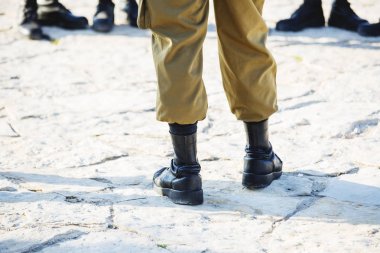 Askerin ayakkabı ayak üzerinde açık güneşli bir günde koymak İsrail ordusunun