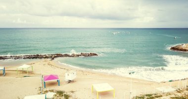 Bulutların üzerinde güzel mavi deniz horizon ile gökyüzü.