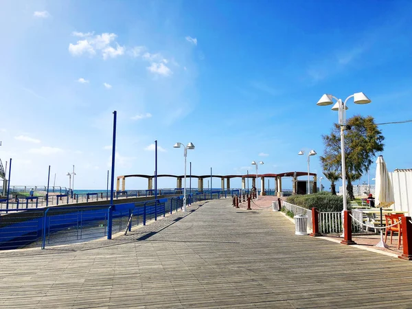Nahariya, Israël-maart 9, 2018: Plaats voor wandelen aan de mediterrane kust in de stad van Nahariya. — Stockfoto