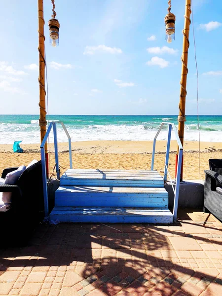 Lugar para pasear por la costa mediterránea en la ciudad de Nahariya . — Foto de Stock