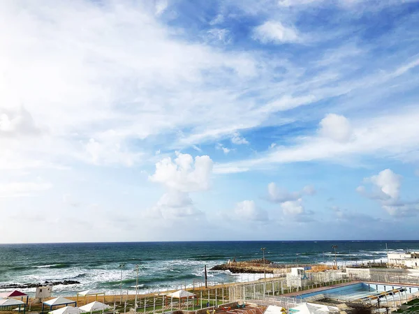 Plaats om te wandelen aan de mediterrane kust in de stad van Nahariya. — Stockfoto