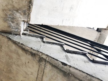 Aşağıdan yukarı görüntüleyin. İnşaat beton merdiven yapım işleri.