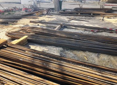 Metal-demir takviye inşaat alanında yerde yatan. Bir apartman dairesinde onarım için malzeme yeniden inşası ve Tadilat Tadilat yapım aşamasındadır.