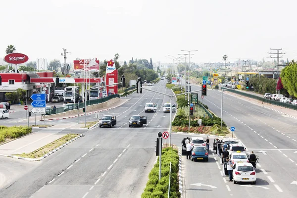 RISHON LE ZION, ISRAEL -APRIL 12, 2018: People stand on the road near the cars Holocaust Remembrance Day in Rishon LeZion, Israel. — Stock Photo, Image