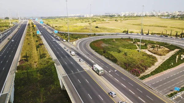 RISHON LE ZION, ISRAEL -12 DE ABRIL DE 2018: La gente se para en la carretera cerca del Día del Recuerdo del Holocausto en Rishon LeZion, Israel . — Foto de Stock