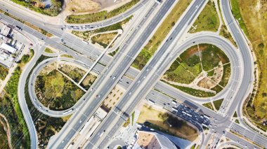 Yükseltilmiş Otoban. Asma köprü eğrisi. Arka plan doğal yol