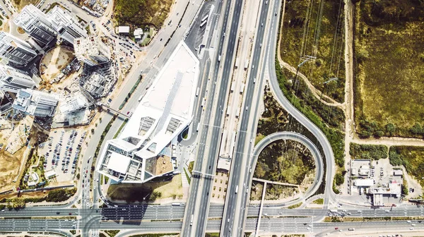 Autopista elevada. La curva del puente colgante. Fondo carretera escénica — Foto de Stock