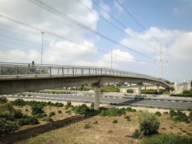 Otoyol ve köprü mavi gökyüzünün altında.