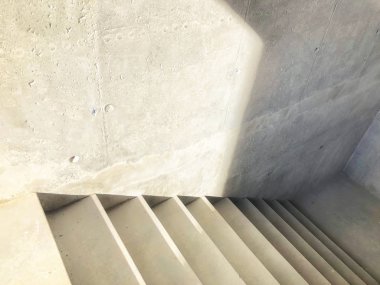 İnşaat beton merdiven yapım aşamasında çalışır. Yeni bir bina, adımları, yukarıdan aşağı giriş.