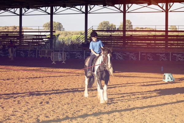 Ber Yakov, Israel - September 28, 2016: Horse riding lessons for kids. — Stock Photo, Image