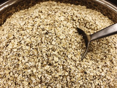 Metalik kepçe ile üst görünüm veya yulaf gevreği yakın