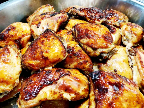 Carne de frango frita cozida. Carne de frango está na tigela — Fotografia de Stock