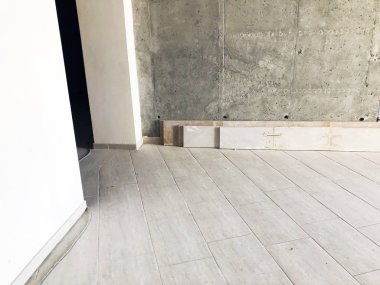 Bir apartman dairesinde onarım için malzeme yeniden inşası ve Tadilat Tadilat yapım aşamasındadır