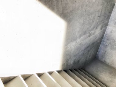 İnşaat beton merdiven yapım aşamasında çalışır. Yeni bir bina, adımları, yukarıdan aşağı giriş.