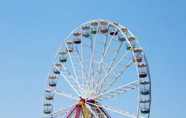 Luna Park mavi gökyüzü arka plan üzerinde renkli dönme dolap.