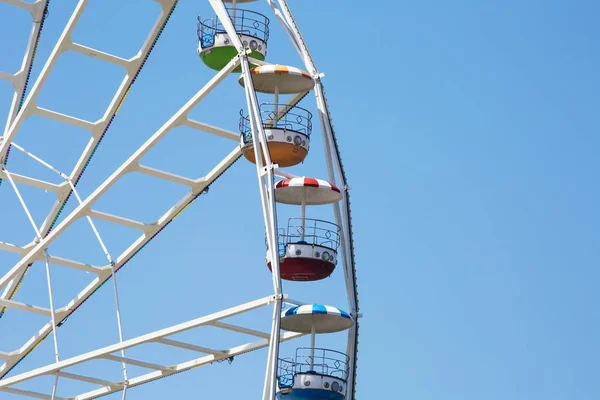 Färgglada pariserhjul på blå himmel bakgrund i Luna Park. — Stockfoto