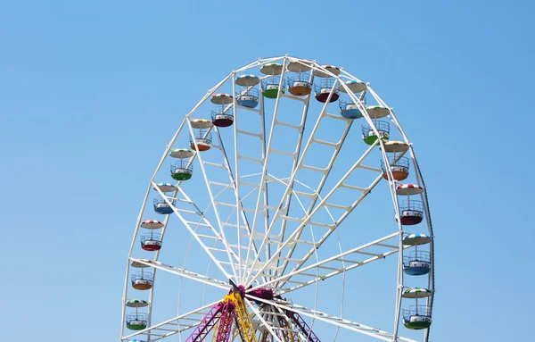 Rueda de ferris colorida sobre fondo azul del cielo en Luna Park . — Foto de Stock